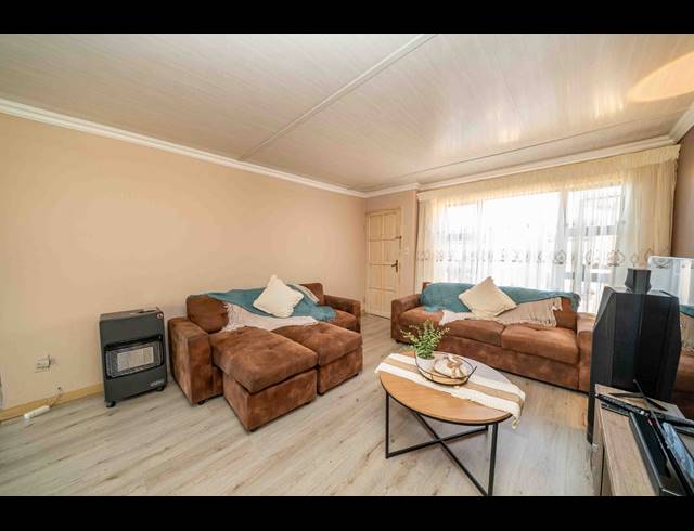 2 BEDROOM FREESTANDING FOR SALE IN HUNTINGDON